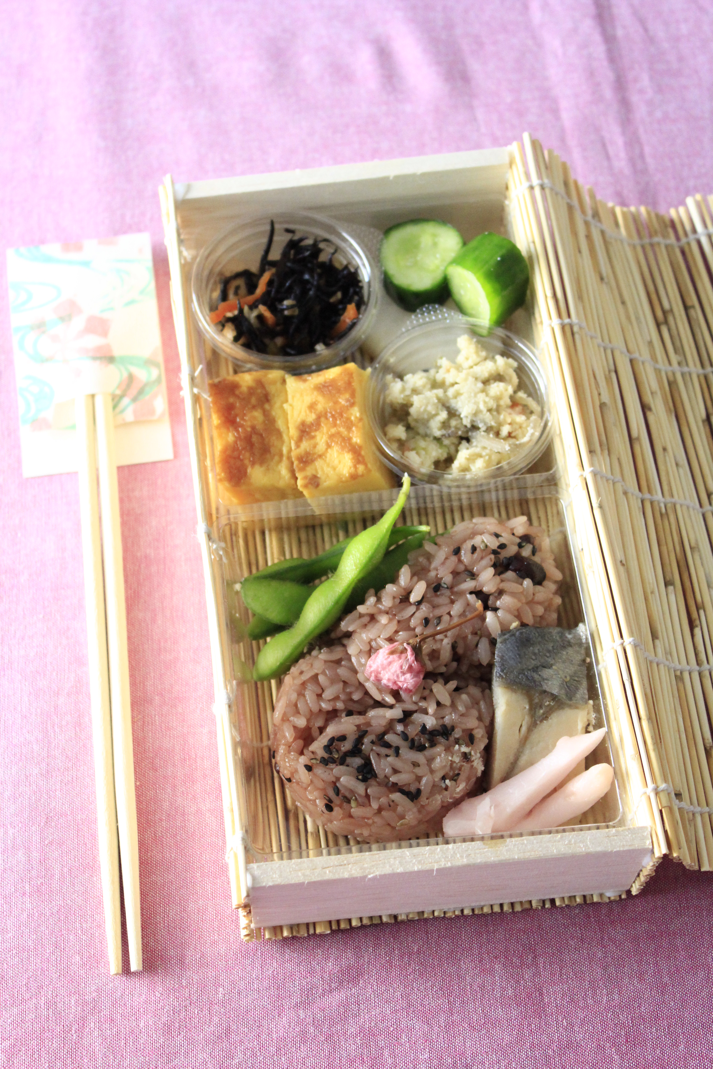 三友居さんのお弁当の箱を使ってセブンイレブン惣菜弁当盛り付け1